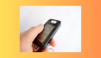 スマートフォンアプリで歩数を管理する様子